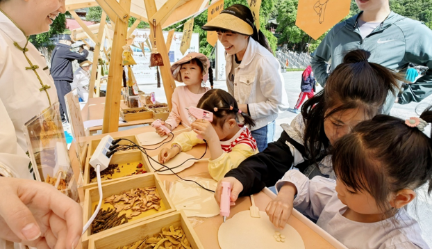古建打卡熱度不減，“國(guó)潮養(yǎng)生”成假日新寵